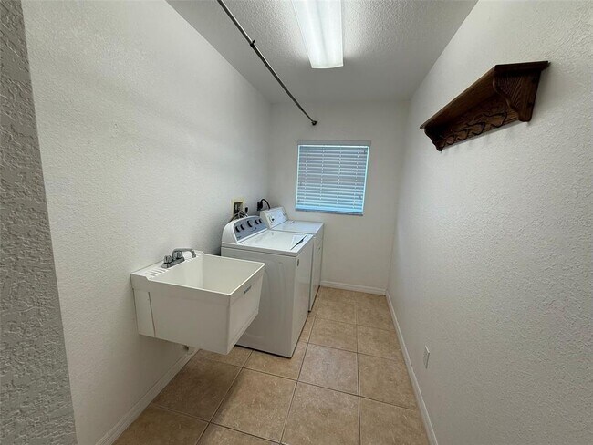 Building Photo - 27097 Paratins Dr