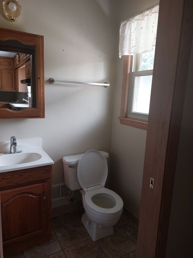Building Photo - 3 Bedroom 1 1/2 bath brick ranch with 2 ca...