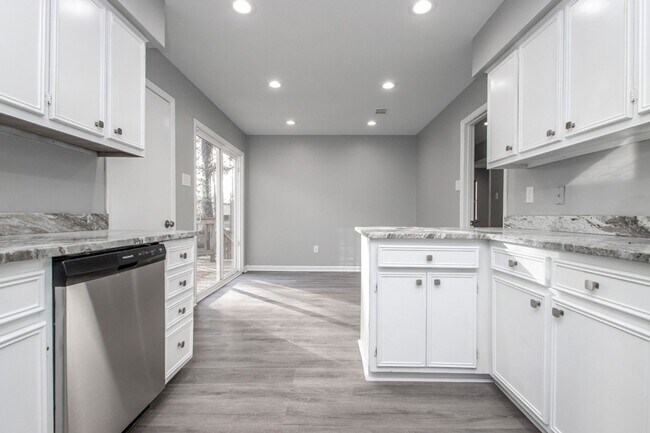 Building Photo - 20 Laver Cir