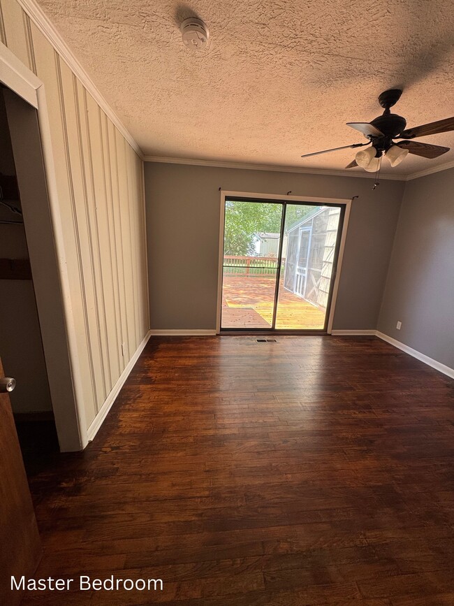 Building Photo - 4011 Longwood Dr