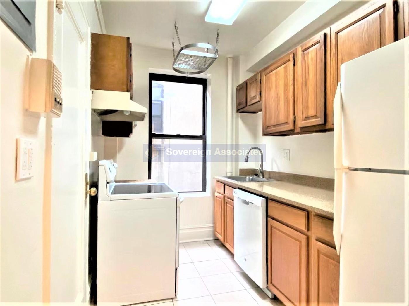 Building Photo - 77 W 104th St