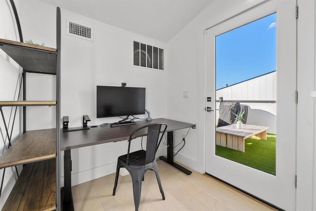 Building Photo - 3406 E 17th St