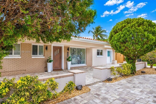 Building Photo - 1960 Coral Reef Dr