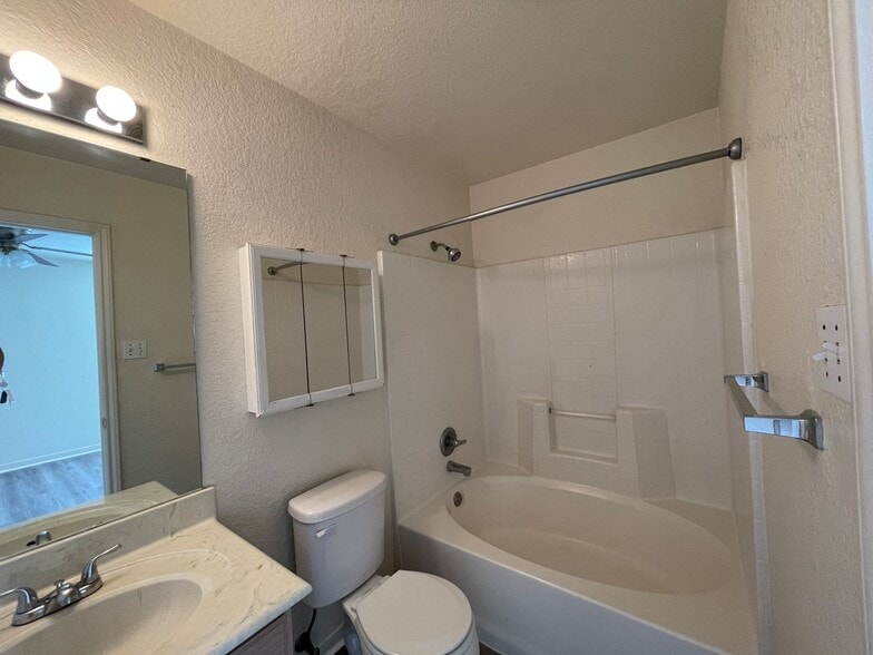 Building Photo - 1606 Dugger Cir