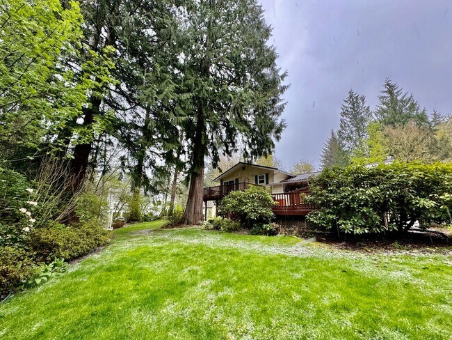 Building Photo - Renovated Woodinville home sitting in park like setting.