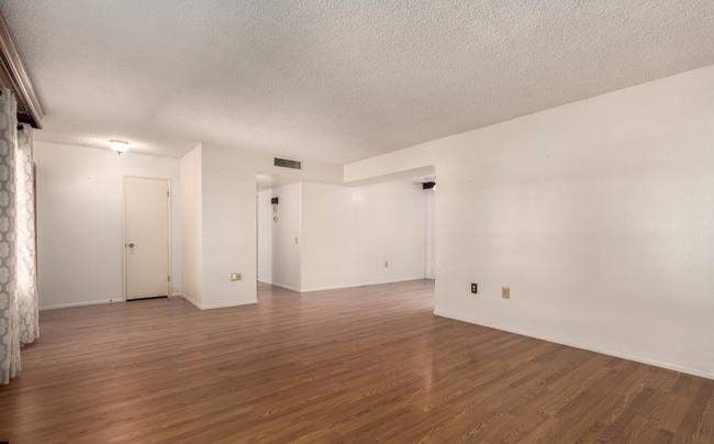 Building Photo - Great home in an active 55+ community!