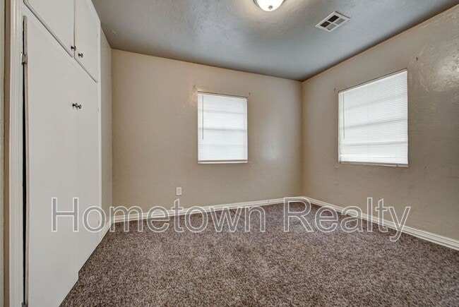 Building Photo - 1506 NE 43rd St