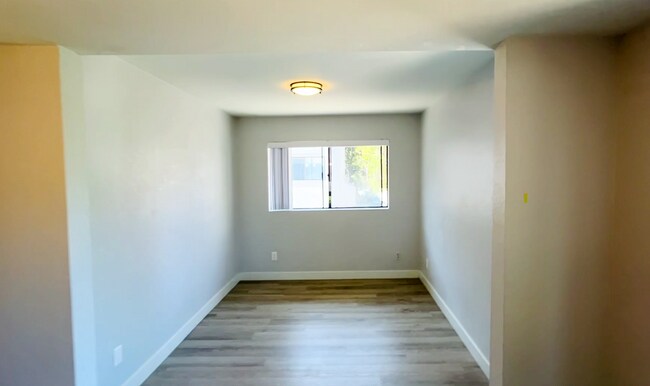 Building Photo - Sun-Drenched Tri-Level Townhome Just Minutes from UCSD & Westfield UTC!