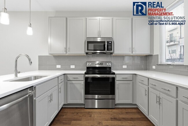 Building Photo - HALF OFF FIRST MONTHS RENT! Lovely 2BR/1.5BA end unit condo 5 mins from Downtown Nashville, washe...