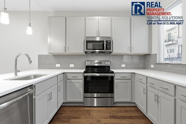 Building Photo - Lovely 2BR/1.5BA end unit townhome 5 mins from Downtown Nashville with washer/dryer included!