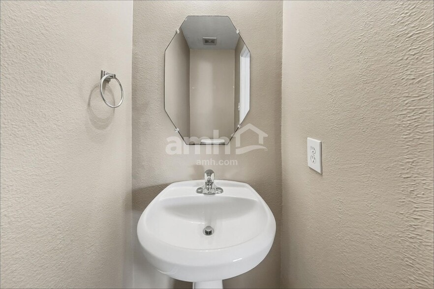 Building Photo - 1711 Mickle Creek Dr