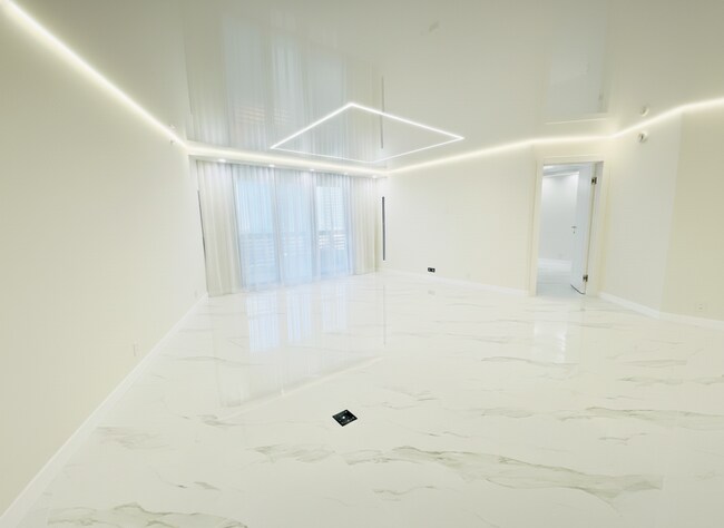 Building Photo - 3500 Mystic Pointe Dr