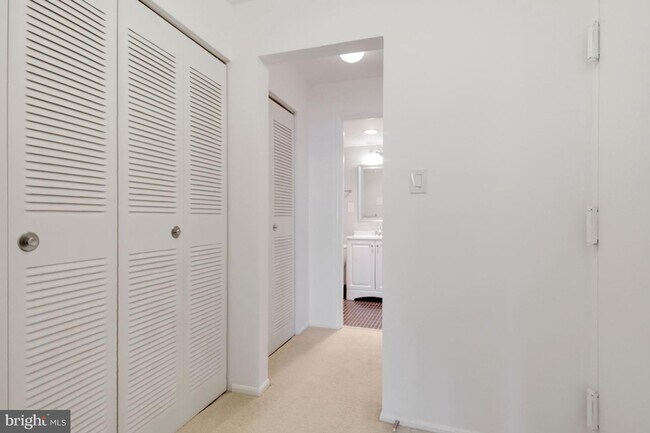 Building Photo - 4 Monroe St