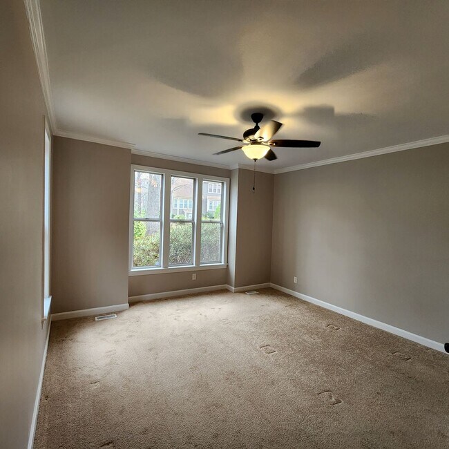 Building Photo - Beautiful End unit Townhome for rent