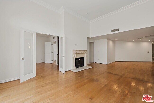 Building Photo - 430 N Oakhurst Dr
