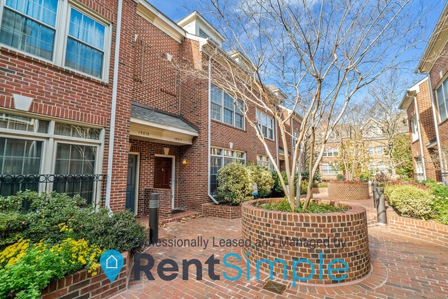 Building Photo - 1501 N Colonial Terrace
