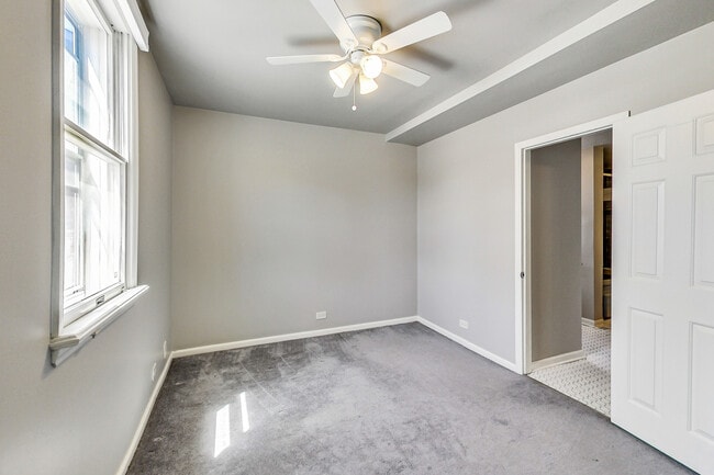Building Photo - 1415 W Barry Ave