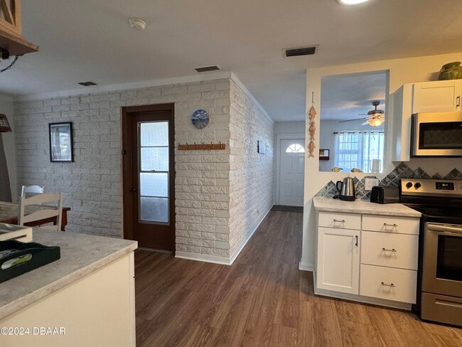 Building Photo - 24 Dolphin Ave