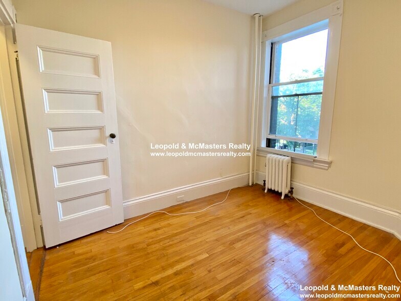 Building Photo - 2 Ware St