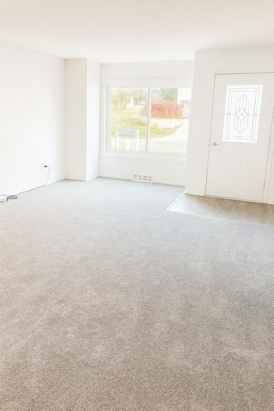 Building Photo - 9 Heights Rd NE