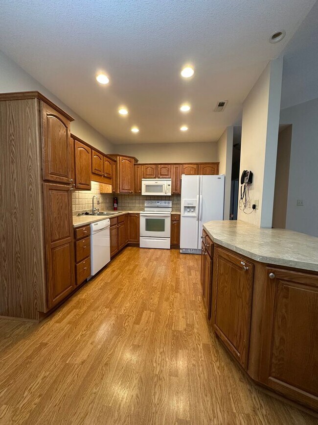 Building Photo - 3 Bedroom / 2 Bath/2 car garage/sunroom Brick Home Kingsport, TN