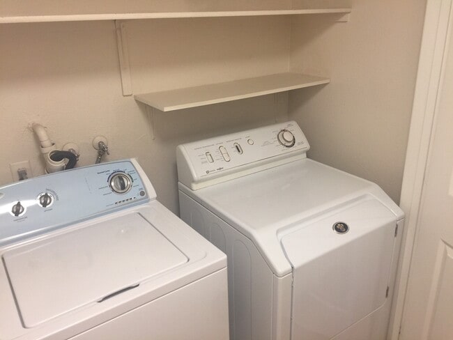 Building Photo - Perfect 2 bed/2 bath condo in Summerlin!