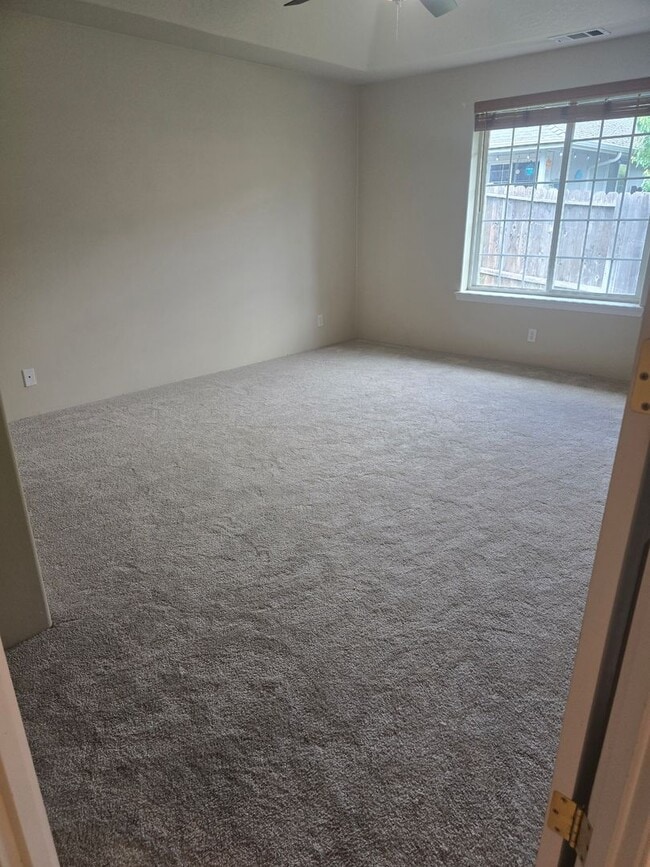 Building Photo - 3 bed 2 bath  Home for Rent in Grants Pass