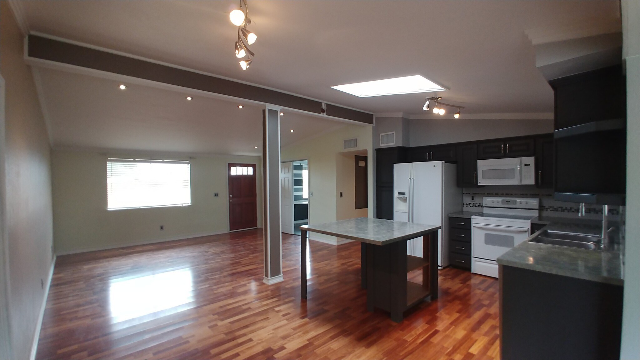 Large open living room - 539 Mallard Cir W