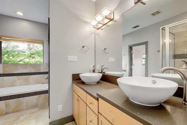 Building Photo - 1203 E 2nd St