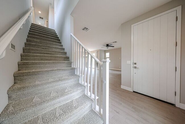 Building Photo - Move In Ready!stunning 3 bedroom, 2.5 bathroom home located in Phoenix!