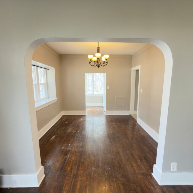 Building Photo - Charming 3 bedroom home with laundry included!