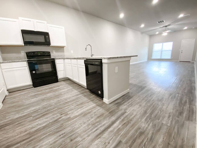 Building Photo - Luxurious Duplex in Frenship ISD!