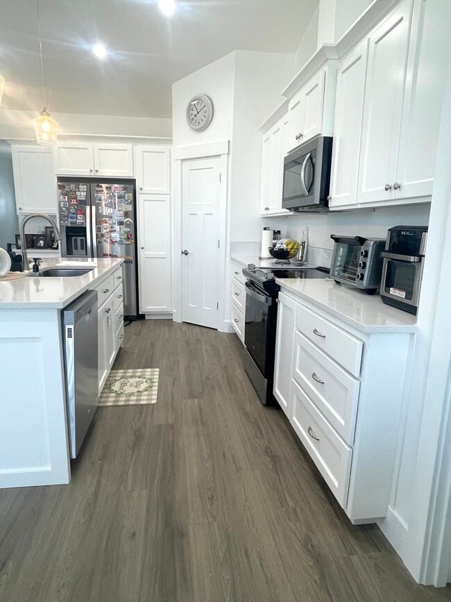 Building Photo - Gorgeous New Construction Townhome