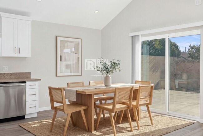 Building Photo - 996 S Siet Pl