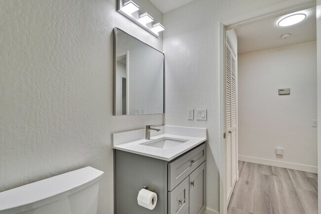 Building Photo - 2 bed 2 bath condo