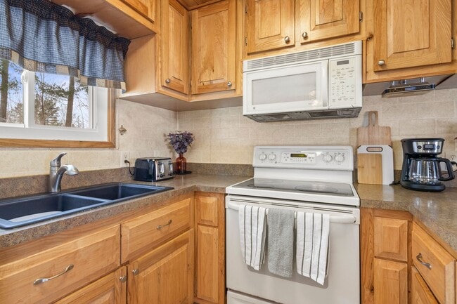 Building Photo - Fully Furnished 2-Bedroom Home Near Hodenp...