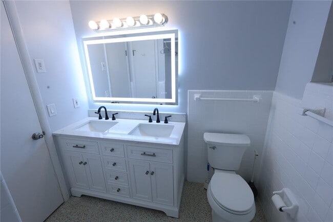 Building Photo - 1040 Charles St