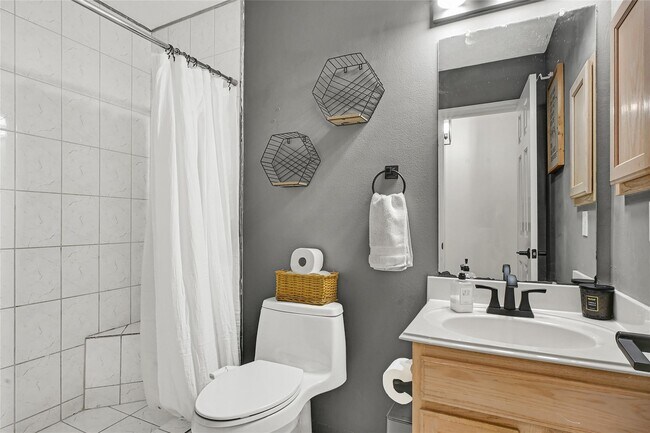 Building Photo - 5007 Ridgeway Dr