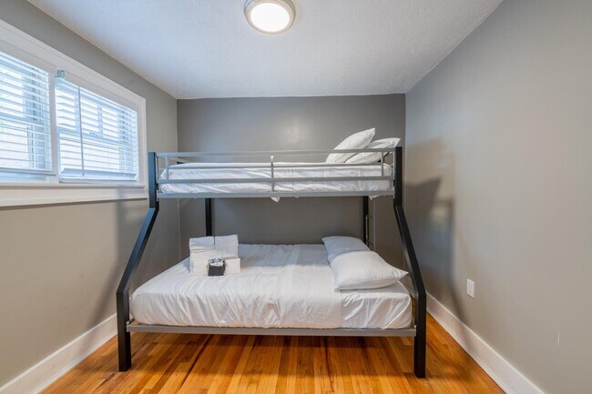 Building Photo - 722 Marquette Ave NW