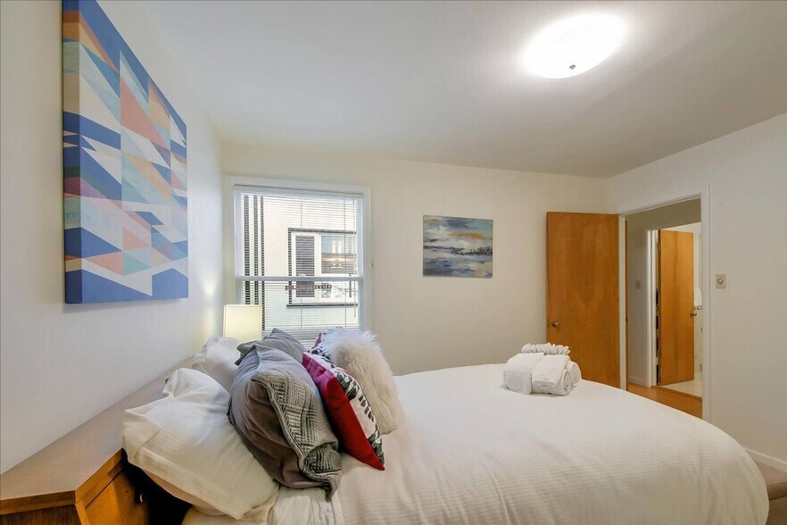 Building Photo - 1021 Greenwich St