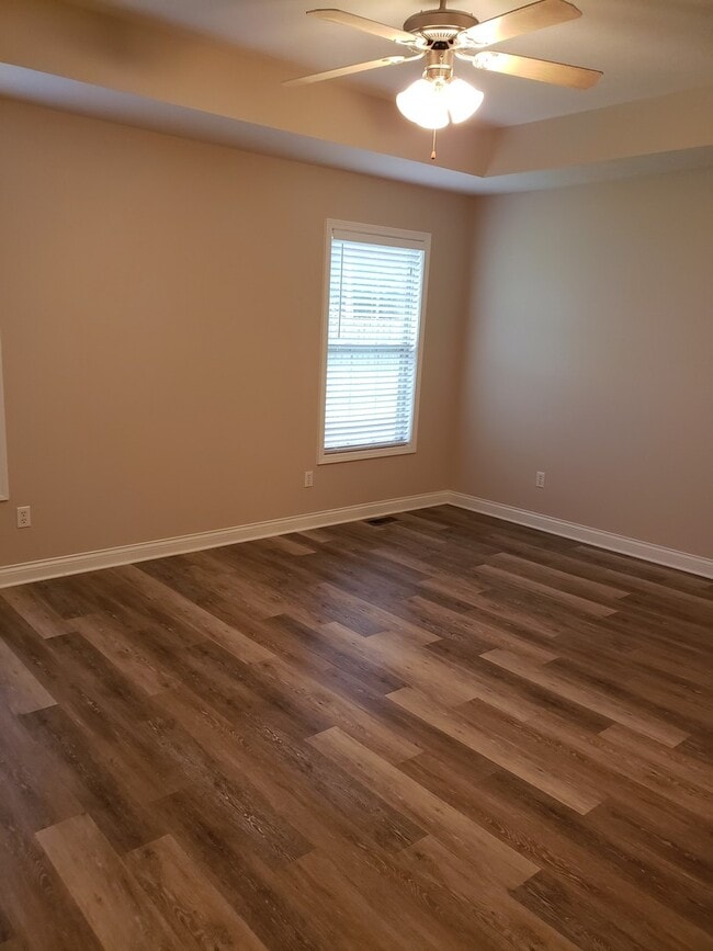Building Photo - 3 Car Garage, South East Springfield - Cal...