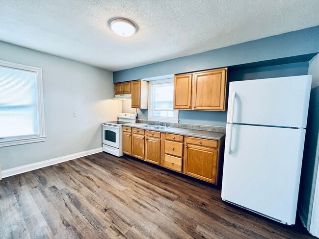 Building Photo - Four Bedroom off Dixie Highway