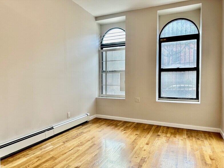 Primary Photo - 386 Manhattan Ave