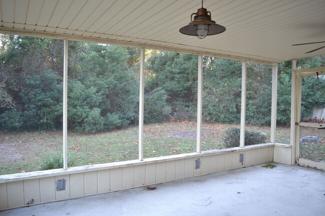 Building Photo - 222 Mary St