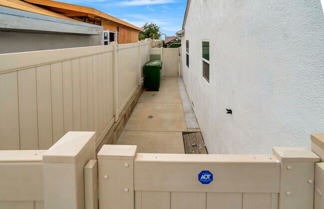 Building Photo - 10951 Whitegate Ave