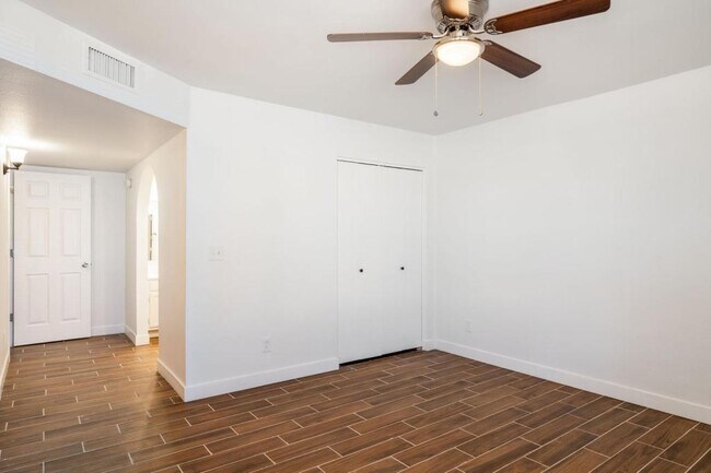 Building Photo - 8520 W Palm Ln