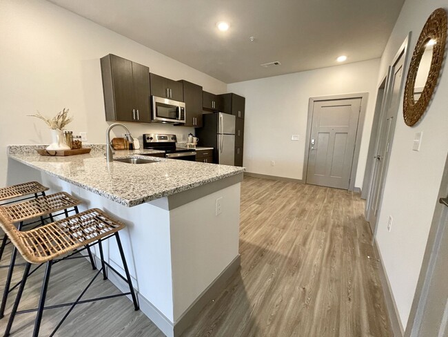 Building Photo - Tuscany | 1 Bed 1 Bath | 786 sf