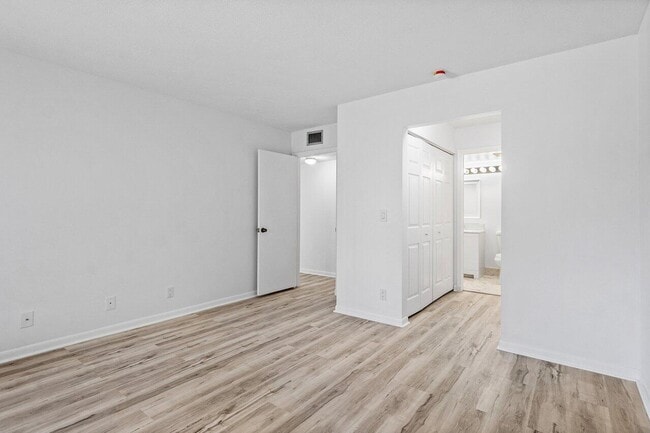 Building Photo - 723 Sunny Pine Way