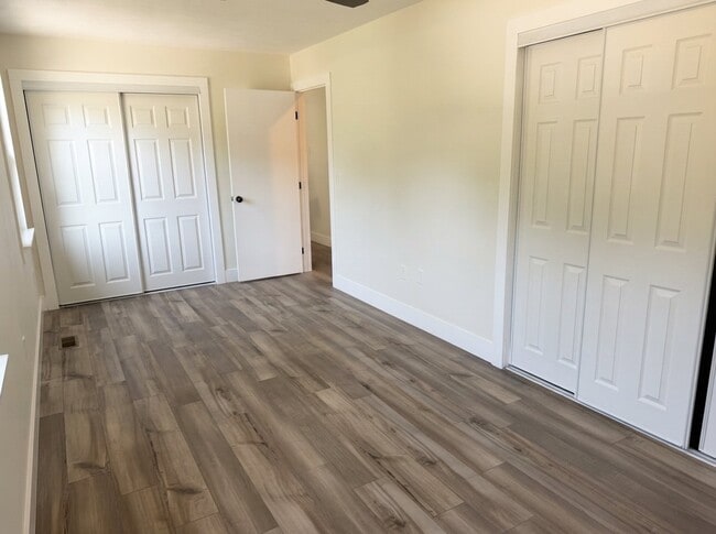 Building Photo - 346 Valley View Dr