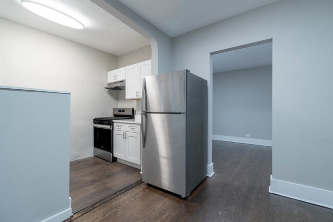 Building Photo - 7422 N Damen Ave